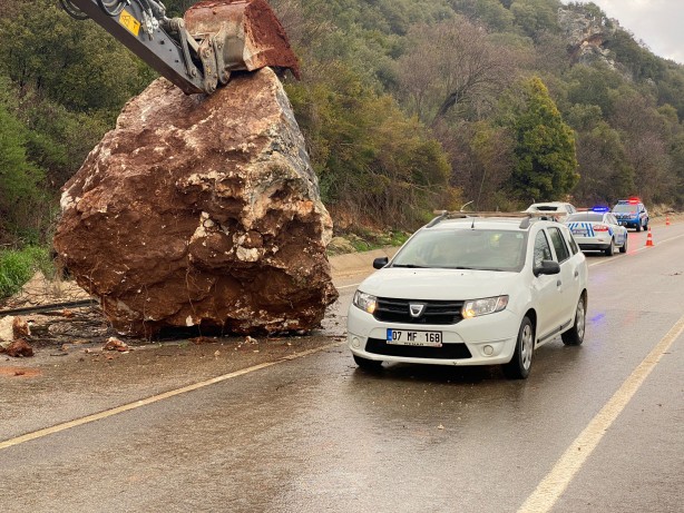 Foto - Antalya'da heyelan! Ulaşım tek şeritten sağlanıyor
