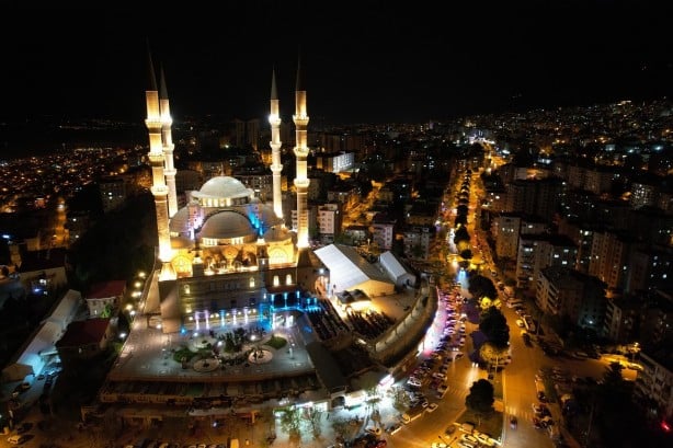 Antalya'da Kadir Gecesi'nde camiler doldu taştı