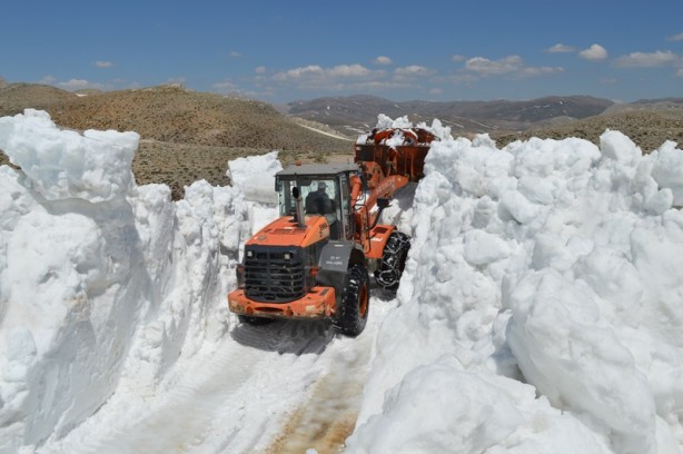 Antalya'da karla kapanan yollar açılıyor