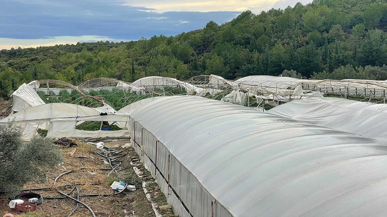 Antalya'da korkutan hortum felaketi: 15 dönümlük sera alanı yerle bir oldu!