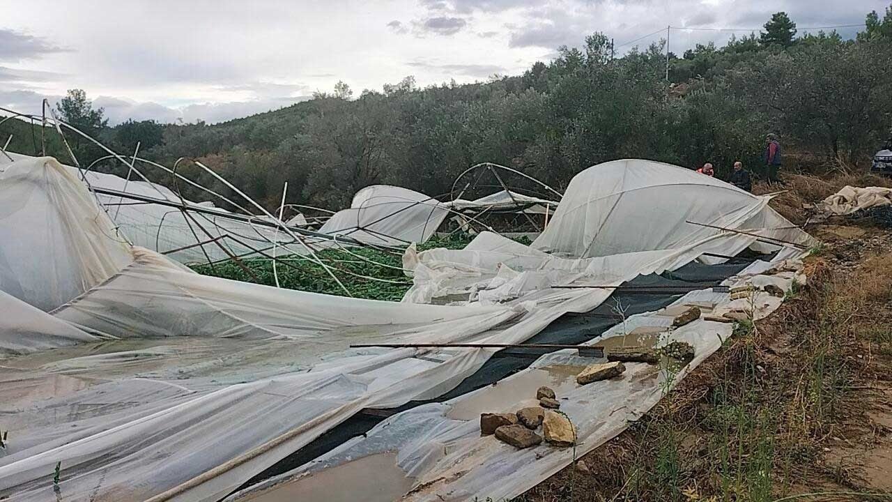 Foto - Antalya'da korkutan hortum felaketi: 15 dönümlük sera alanı yerle bir oldu!