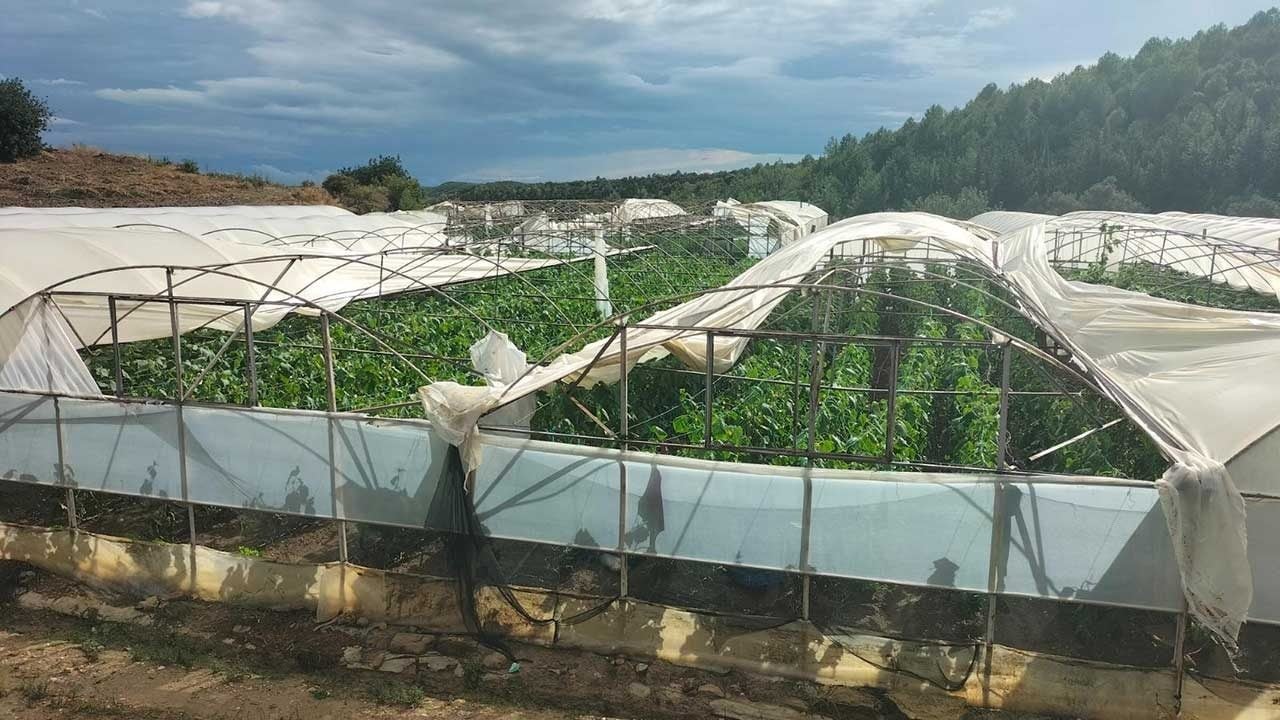 Foto - Antalya'da korkutan hortum felaketi: 15 dönümlük sera alanı yerle bir oldu!