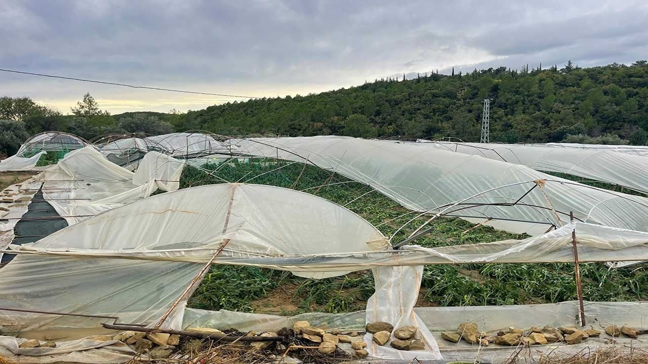 Foto - Antalya'da korkutan hortum felaketi: 15 dönümlük sera alanı yerle bir oldu!