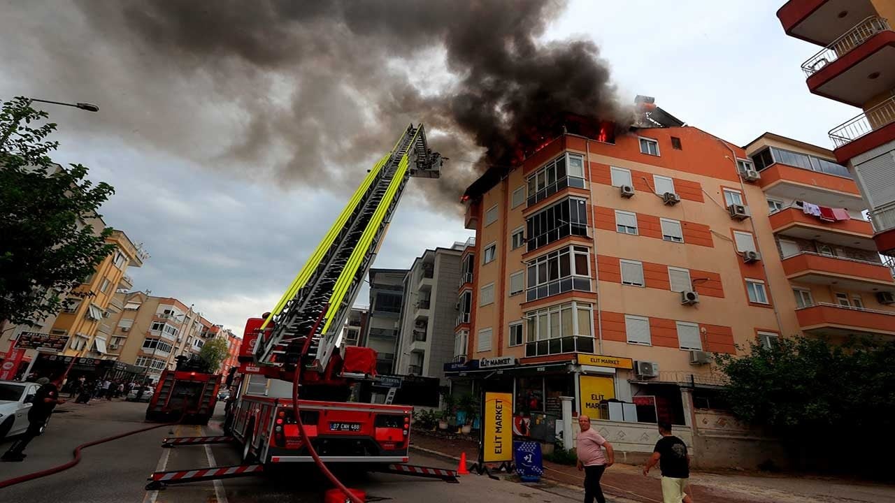 Foto - Antalya'da korkutan yangın! Dubleks daire küle döndü, kundaklama şüphesi ortalığı karıştırdı