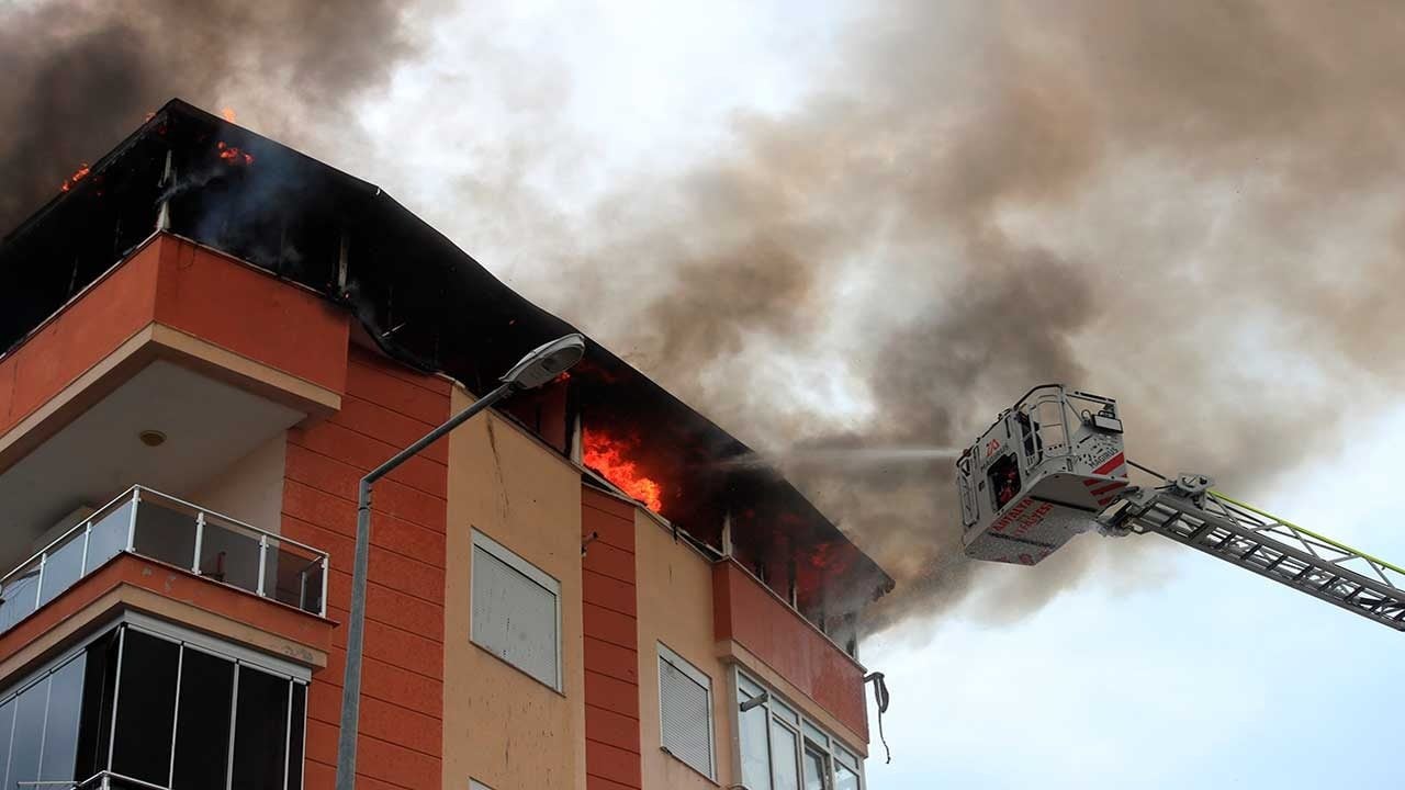 Foto - Antalya'da korkutan yangın! Dubleks daire küle döndü, kundaklama şüphesi ortalığı karıştırdı