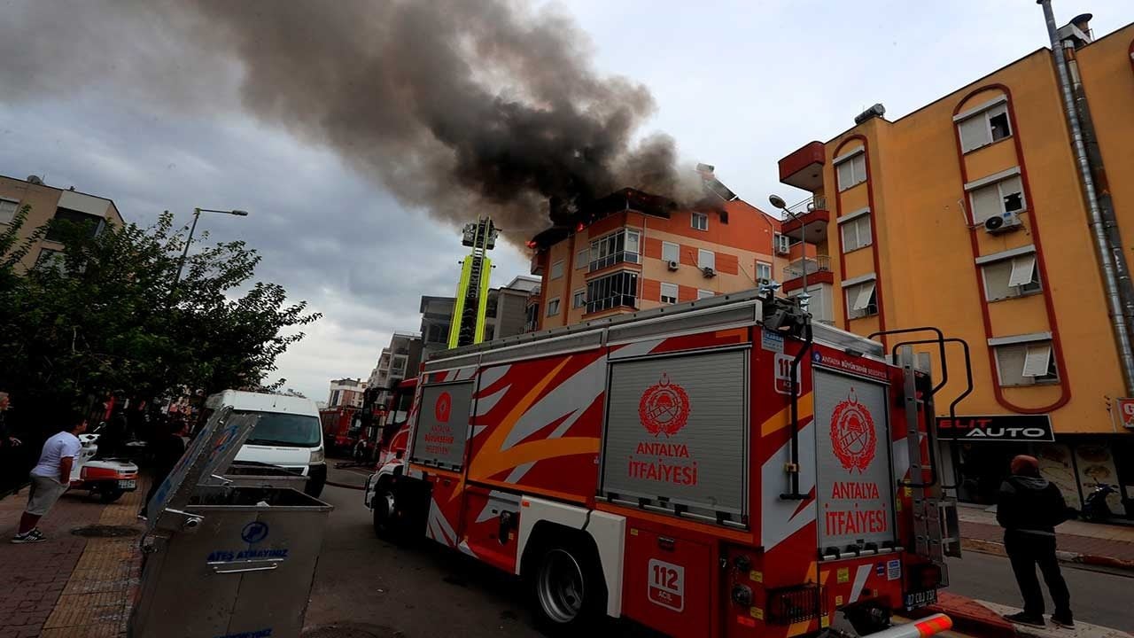 Foto - Antalya'da korkutan yangın! Dubleks daire küle döndü, kundaklama şüphesi ortalığı karıştırdı