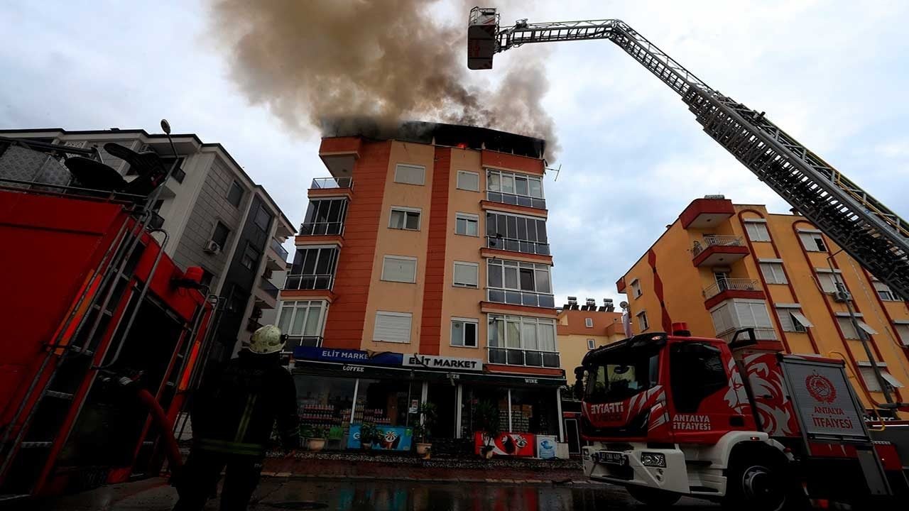 Foto - Antalya'da korkutan yangın! Dubleks daire küle döndü, kundaklama şüphesi ortalığı karıştırdı