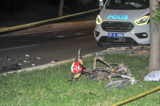 Foto - Antalya'da otomobil ile elektrikli bisiklet çarpıştı: 2 ölü