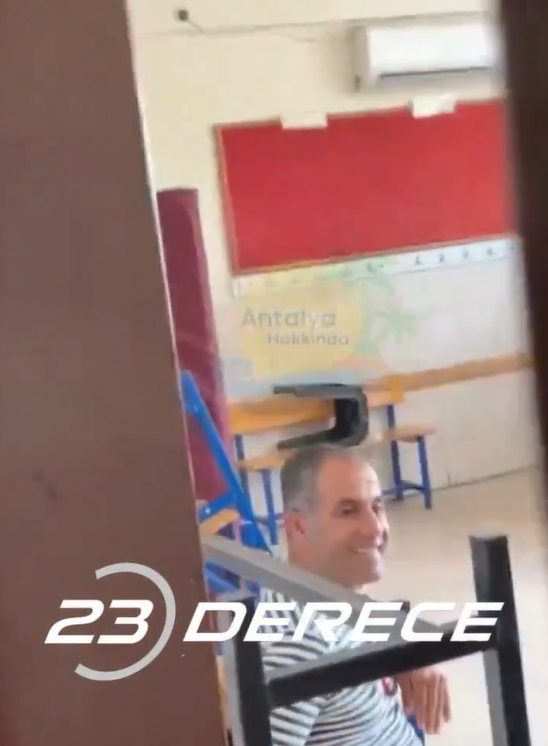 Foto - Antalya’da oyunu kullanan bir şahıs kabindeyken bunu yapmaya başladı! Sıra bekleyen vatandaşlar kıkır kıkır güldü! Ağzınız bir karış açık kalacak