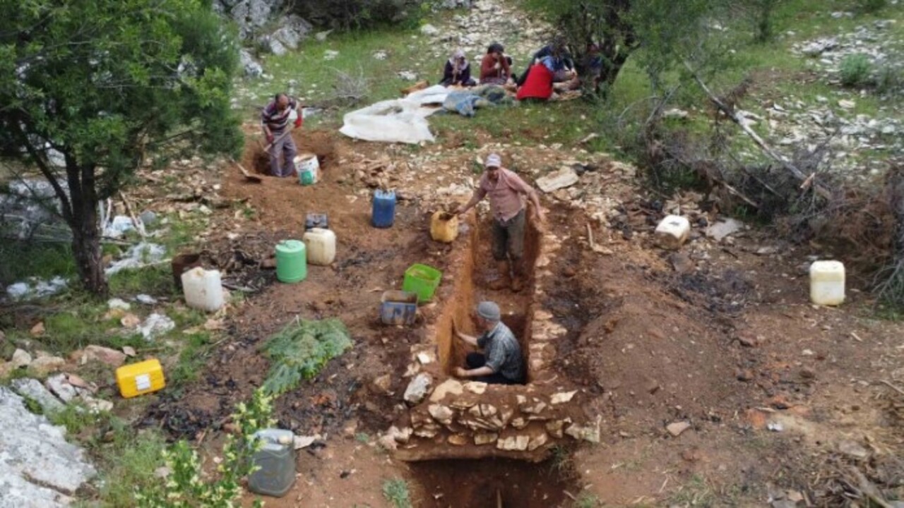 Antalya’da şaşırtan gelenek! Toprağa gömüp 3 saatte bir kontrol ediyorlar