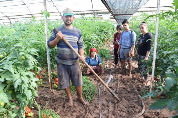 Foto - Antalya'da selden etkilenen çiftçilerin çamurla zorlu mücadelesi!