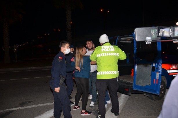Foto - Antalya'da şok görüntü! Kaza yapan anne, polisi böyle tehdit etti