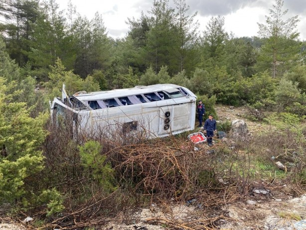 Foto - Antalya'da tur midibüsü devrildi: 7 turist yaralı