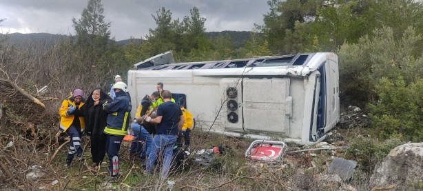 Antalya'da tur midibüsü devrildi: 7 turist yaralı