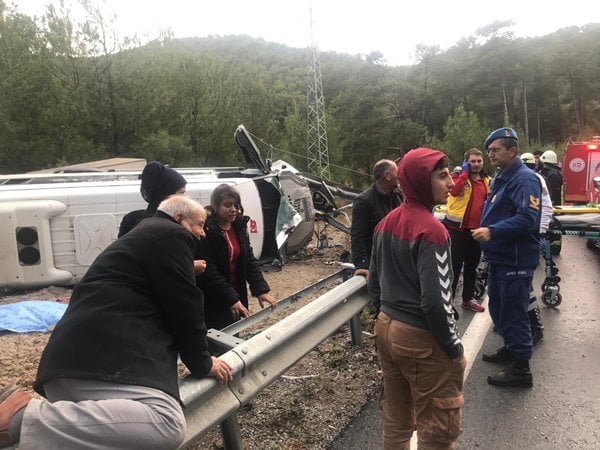 Foto - Antalya'da yolcu otobüsü devrildi! Çok sayıda yaralı var