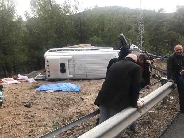 Antalya'da yolcu otobüsü devrildi! Çok sayıda yaralı var