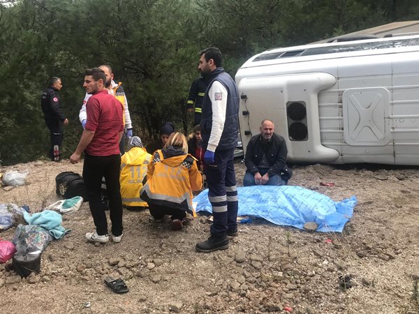 Foto - Antalya'da yolcu otobüsü devrildi! Çok sayıda yaralı var