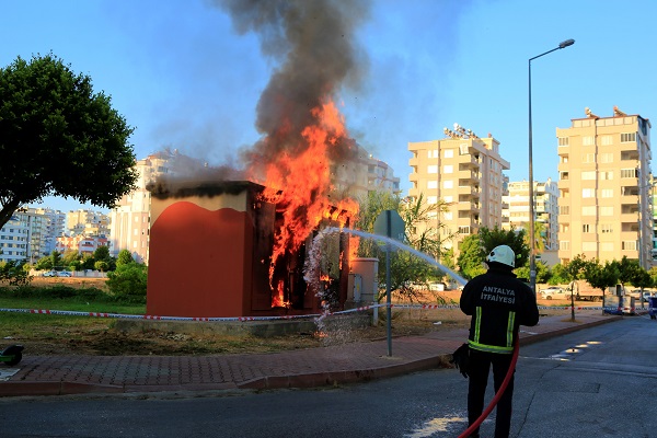 Foto - Antalya'da yürekler ağızlara geldi! Alev alev yandı