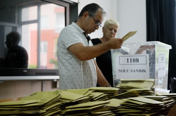 Foto - Antalya'da zarflar böyle kapatılmış