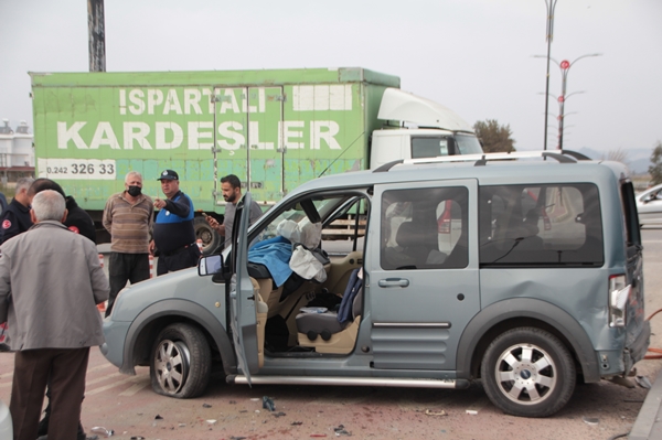 Foto - Antalya'da zincirleme kaza: Yaralılar var