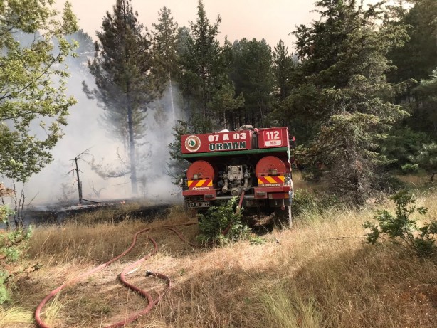 Foto - Antalya'daki orman yangını saatlerdir söndürülemiyor!