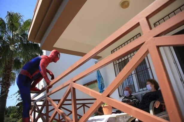 Antalyalı "Örümcek Adam" yaşlıların da "kahramanı" oldu