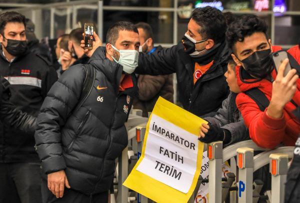 Foto - Antalya'ya giden Galatasaray'a "Fatih Terim"li karşılama