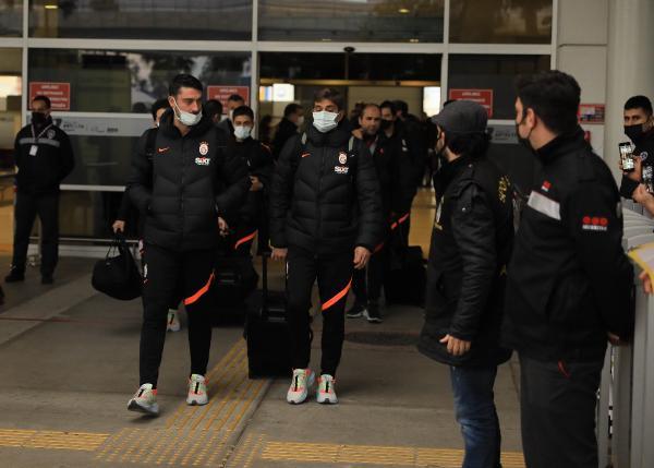 Foto - Antalya'ya giden Galatasaray'a "Fatih Terim"li karşılama