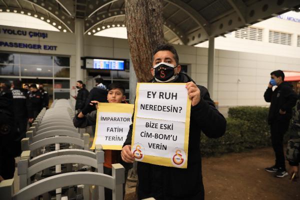 Foto - Antalya'ya giden Galatasaray'a "Fatih Terim"li karşılama