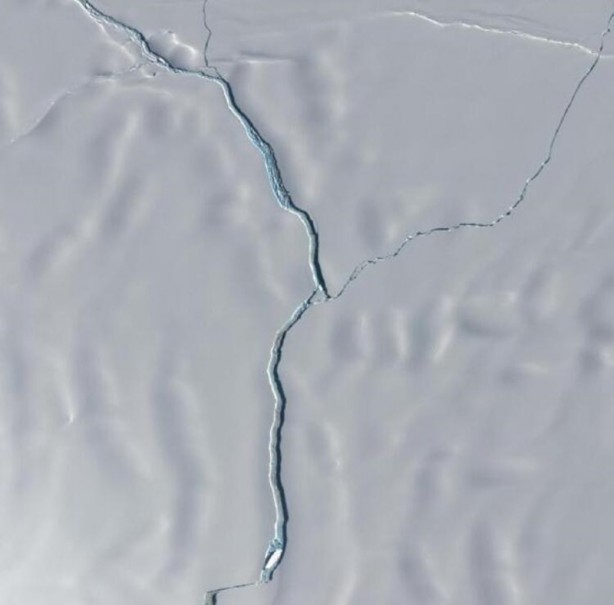 Antarktika’dan büyük bir buzul çatlayarak kopma noktasına geldi