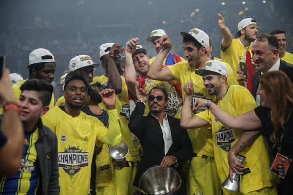 Foto - Antic Datome'nin saçlarını kesti!