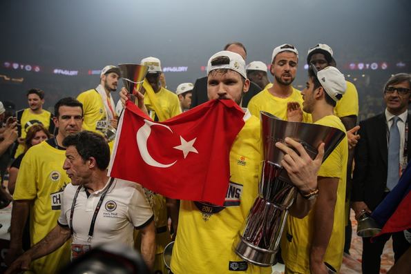 Foto - Antic Datome'nin saçlarını kesti!