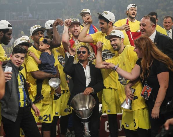 Foto - Antic Datome'nin saçlarını kesti!