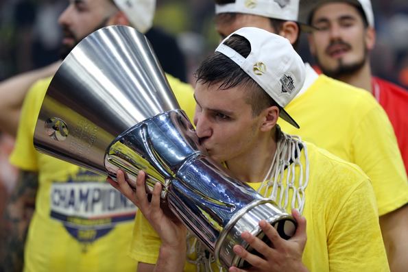 Foto - Antic Datome'nin saçlarını kesti!