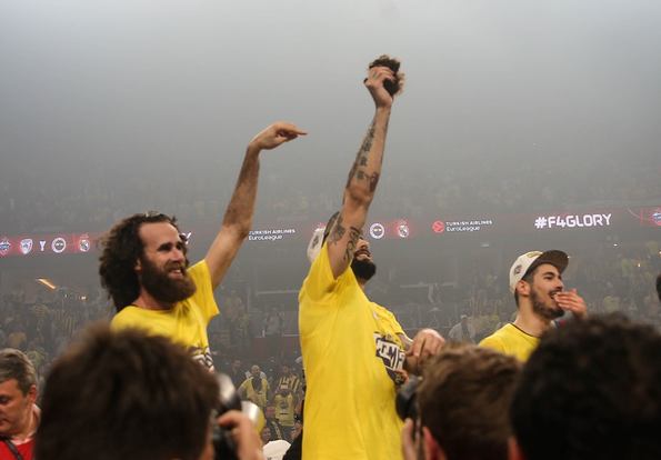 Foto - Antic Datome'nin saçlarını kesti!