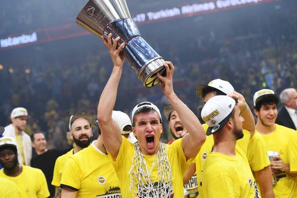 Foto - Antic Datome'nin saçlarını kesti!