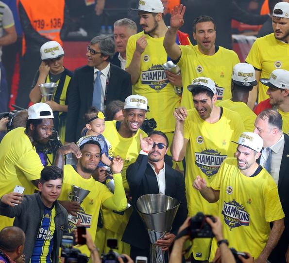 Foto - Antic Datome'nin saçlarını kesti!