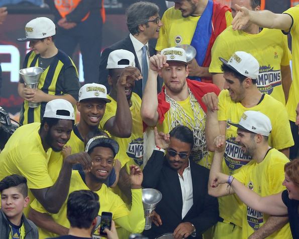 Foto - Antic Datome'nin saçlarını kesti!