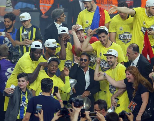 Foto - Antic Datome'nin saçlarını kesti!