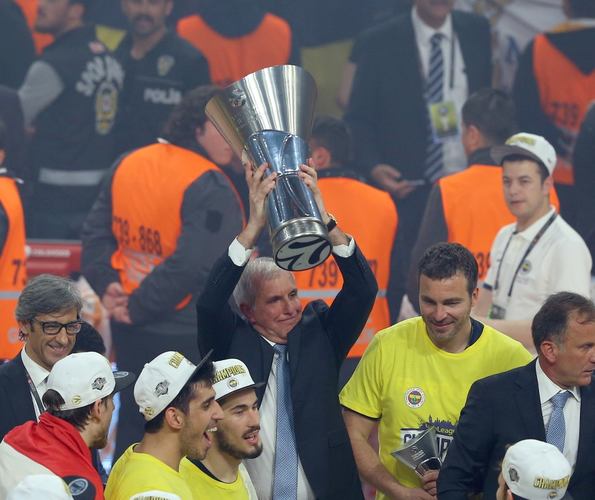 Foto - Antic Datome'nin saçlarını kesti!