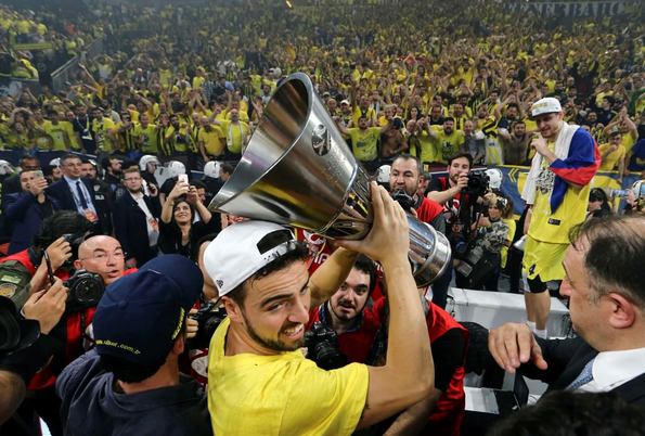 Foto - Antic Datome'nin saçlarını kesti!