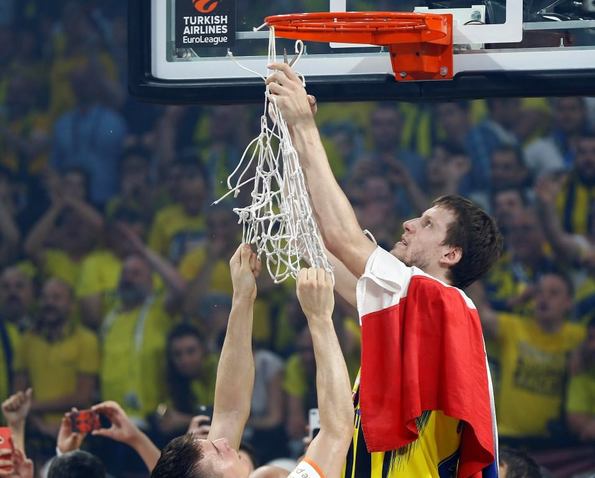 Foto - Antic Datome'nin saçlarını kesti!