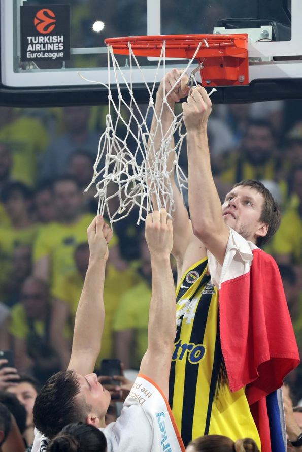 Foto - Antic Datome'nin saçlarını kesti!