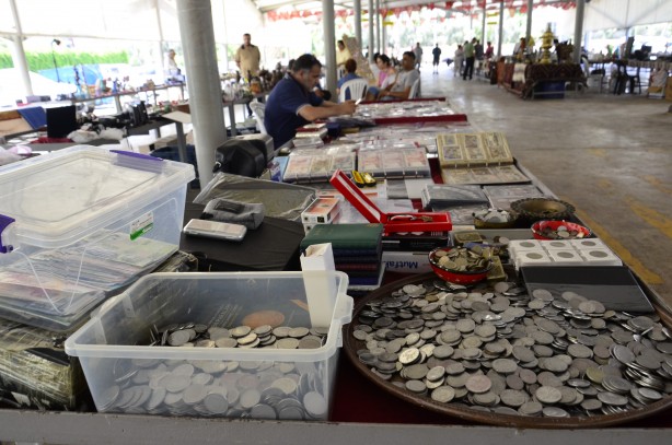 Foto - Antika pazarına hem antika tutkunları, hem de gençler ilgi gösteriyor