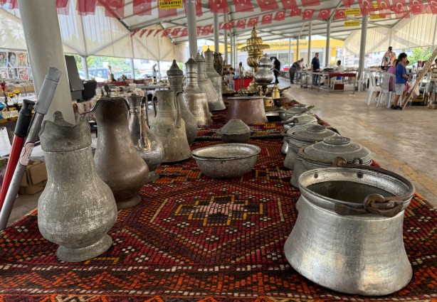 Foto - Antika pazarına hem antika tutkunları, hem de gençler ilgi gösteriyor