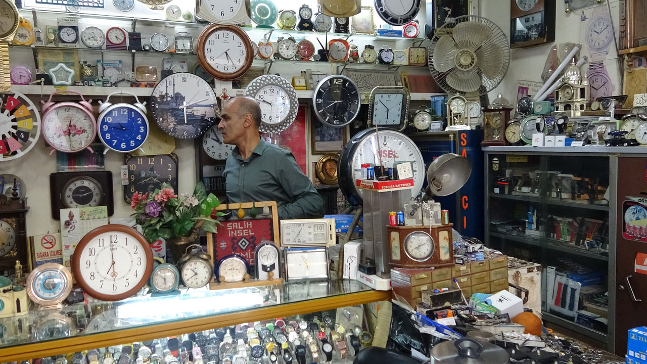 Foto - Antika saatlerin son sığınağı! 40 yıldır aynı dükkanda zamanı onarıyor