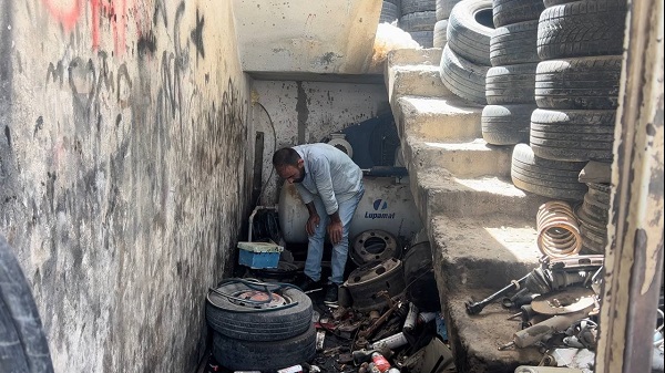 Foto - Apar topar ona haber verdi | Dükkanının kapısını açan esnaf şaşkın