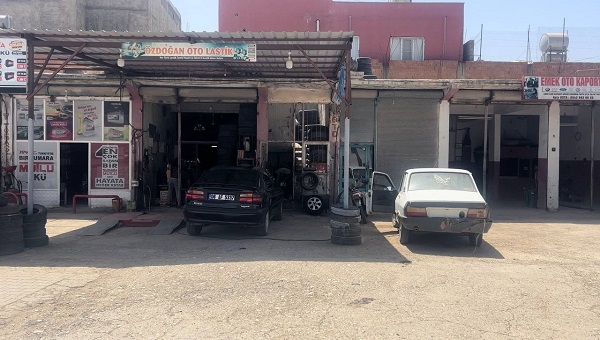 Foto - Apar topar ona haber verdi | Dükkanının kapısını açan esnaf şaşkın