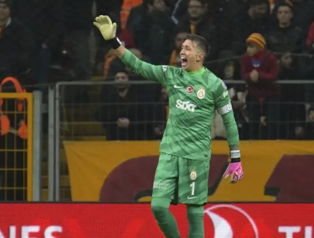 Foto - Apar topar bu işi yapacak! Bakın ne olacak: Futbolda "Fernando Muslera" depremi! Herkes şaşkın! 
