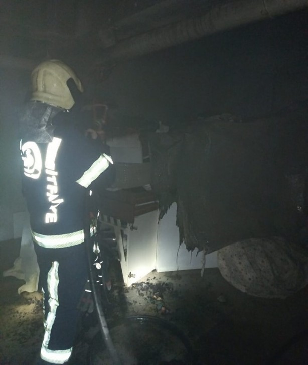 Foto - Apartmanın bodrumunda çıkan yangın korku dolu anlar yaşattı